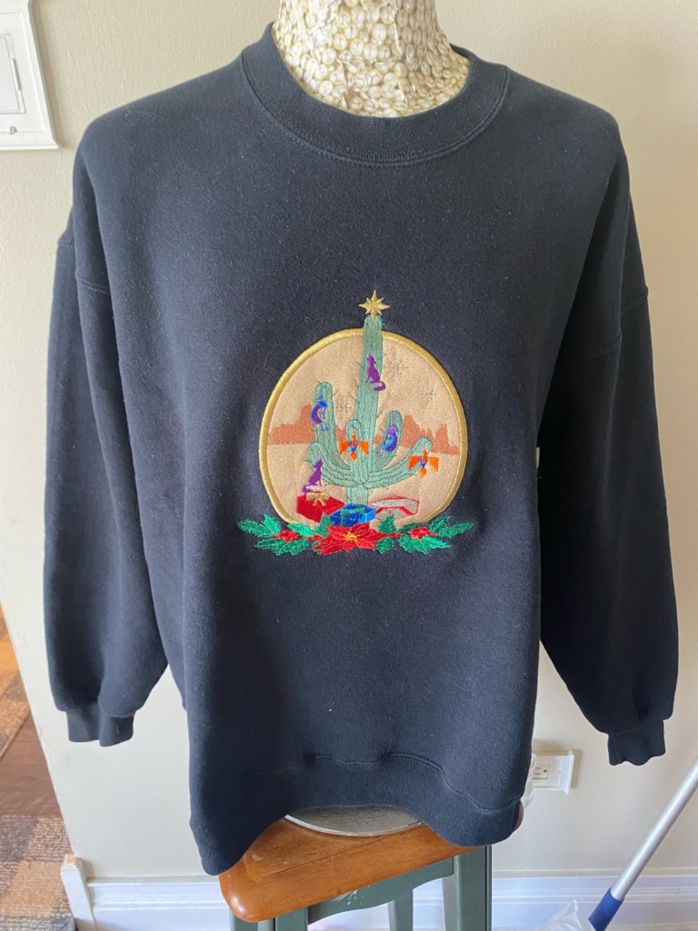 Vintage 90s Black Men’s Embroidered Cactus Christmas Crewneck Sweater - Picture 3 of 5